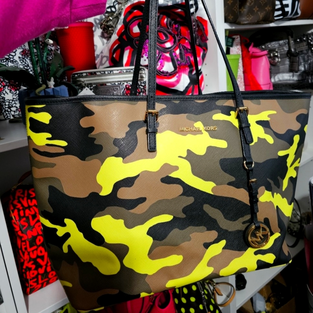 EUC Michael Kors Acid Camo Jet Set tote & matching wallet